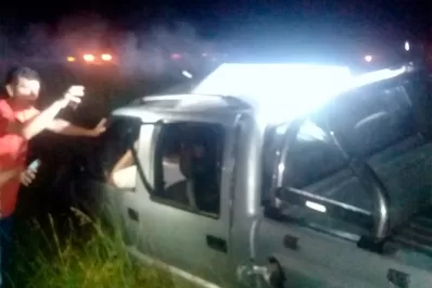 Derrapó, chocó y quedó atrapado en su camioneta