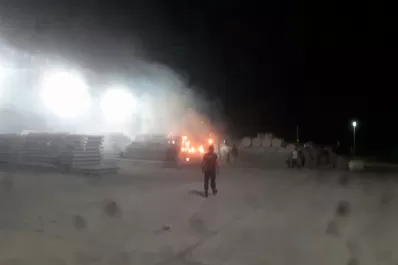 Quiso prender fuego un pastizal e incendió un corralón