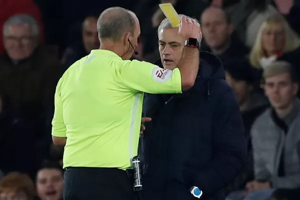 José Mourinho, técnico del Tottenham, fue amonestado por una insólita razón