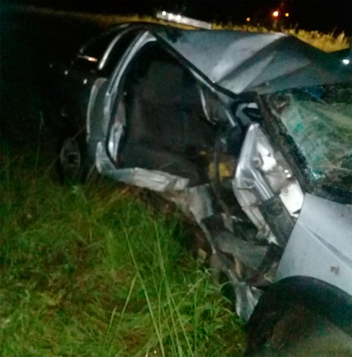 Derrapó, chocó y quedó atrapado en su camioneta