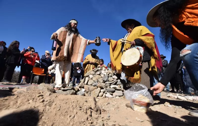 Ritual en honor a la Pachamama, en Amaicha del Valle. Inés Quinteros Orio / LA GACETA (Archivo)