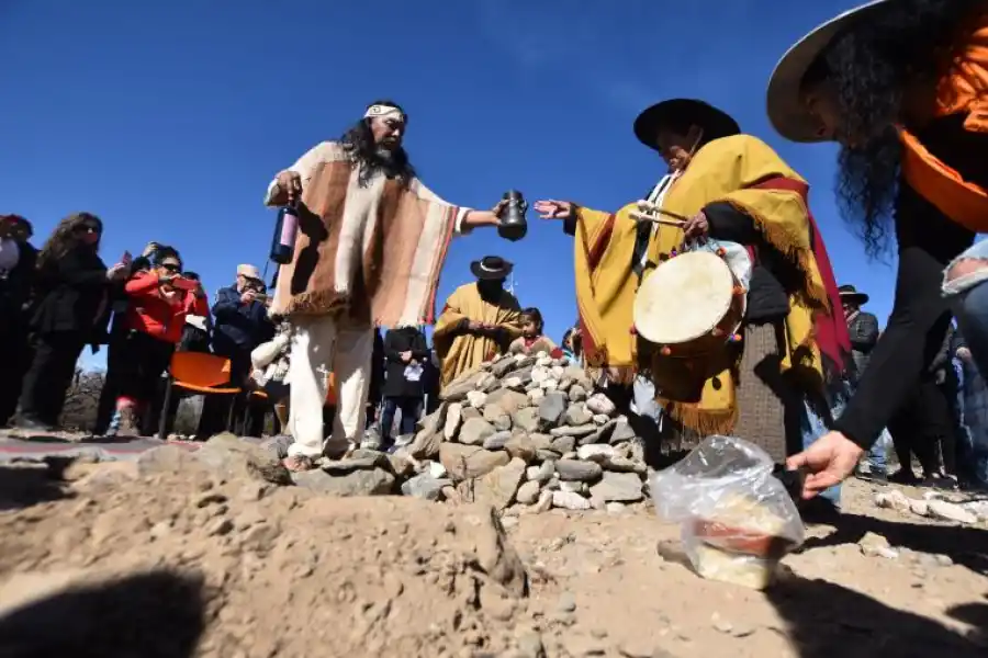 Ritual en honor a la Pachamama, en Amaicha del Valle.
