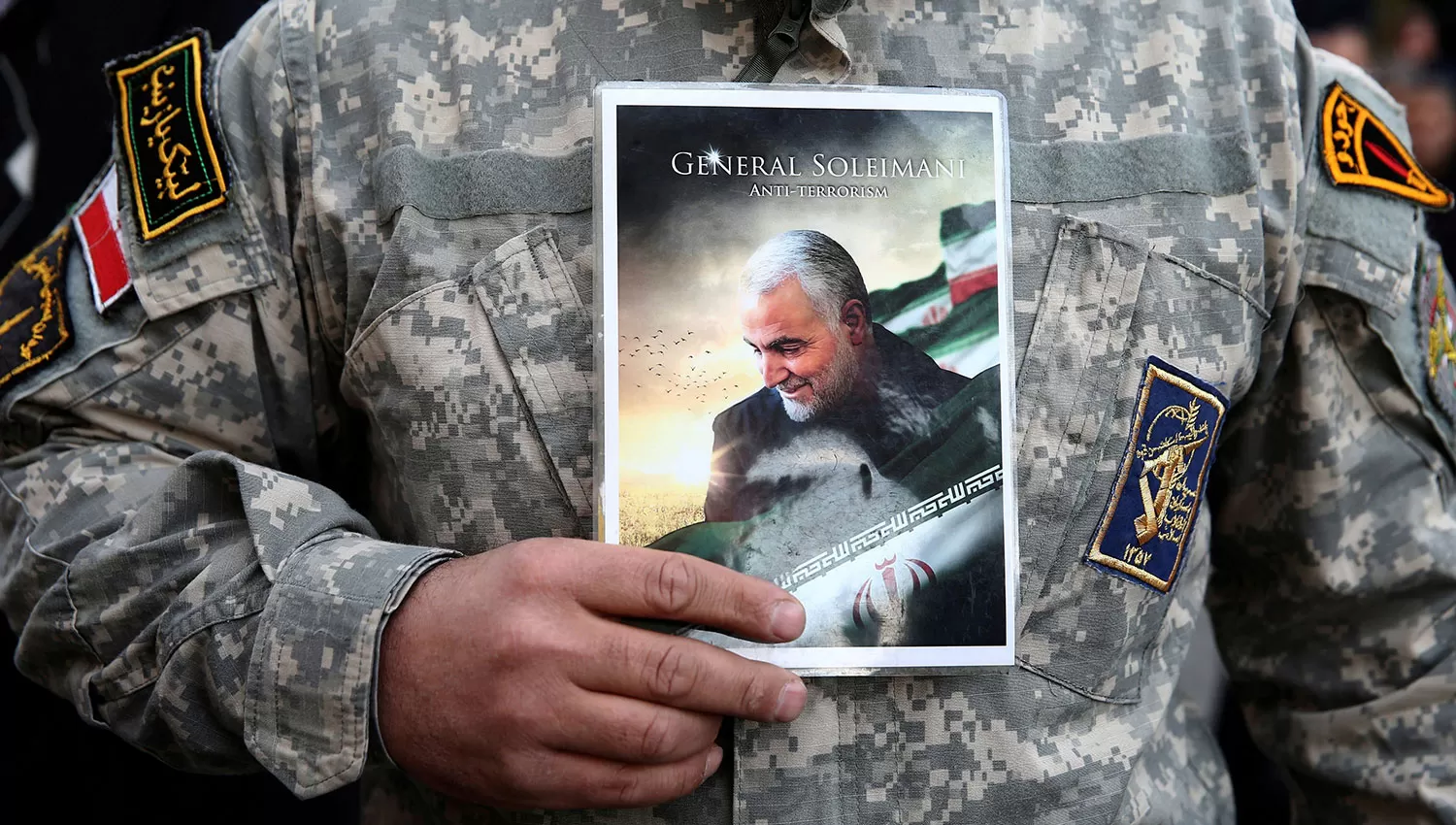 La imagen de Soleimani en las manos de un militar. REUTERS