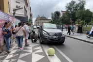El conductor de una camioneta se tragó un bolardo de hormigón en 25 y San Martín