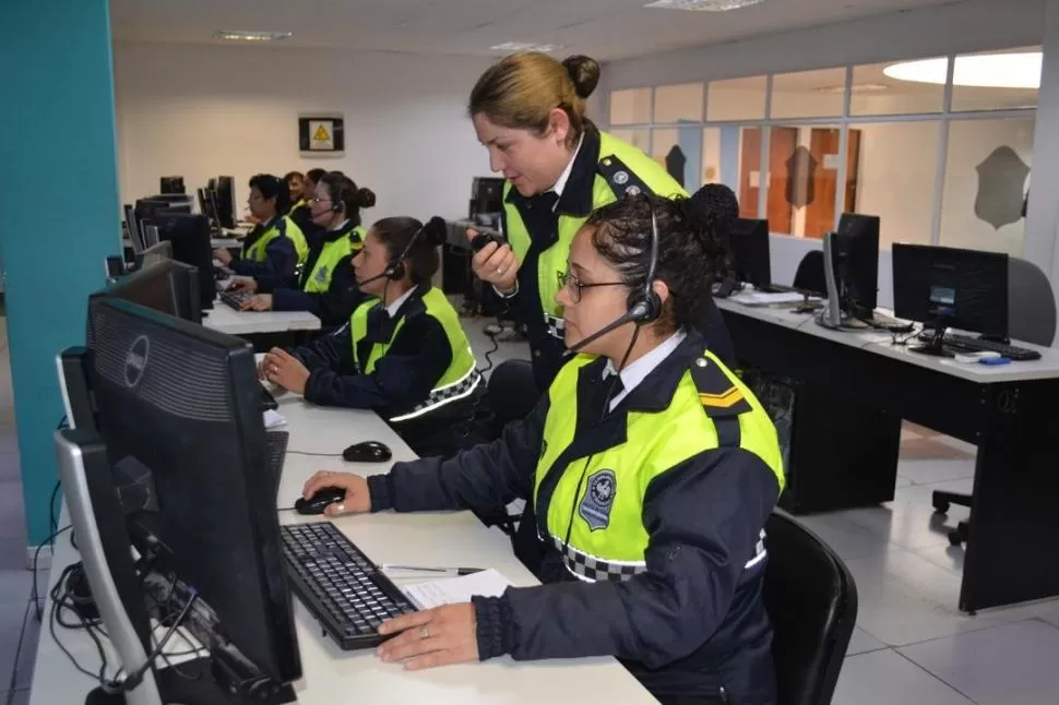 EN PLENO TRABAJO. Personal policial son las que se encargan de recibir las llamadas y después enviar los móviles según la gravedad de los casos. credito