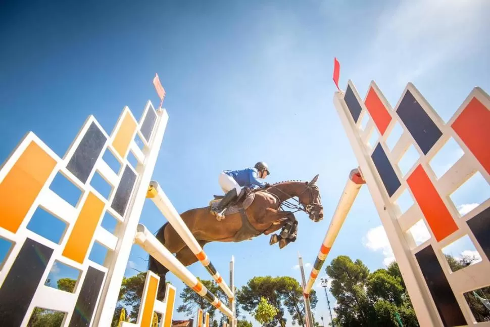 UN SALTO HACIA LA GLORIA. Montando a la yegua “LV Chas Quodina”, Josefina Manzur consiguió el título en la categoría Amateurs con vallas de hasta 1,20 metro. El Jockey Club de Córdoba fue la sede.   