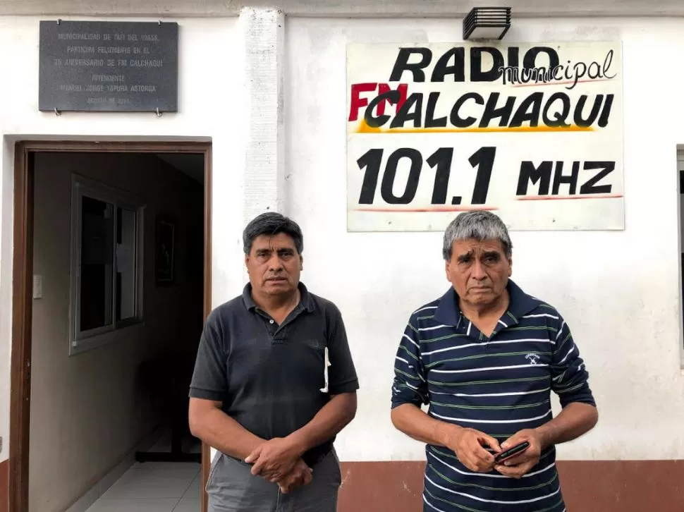 PIONEROS. Carlos y Raúl Héctor “Pocho” Cruz posan al frente del local donde funciona actualmente la radio que crearon hace 30 años. 