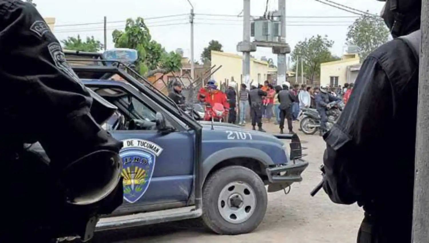 MOVIMIENTO. Cada allanamiento que se hacía en la casa de Gómez implicaba un importante movimiento.