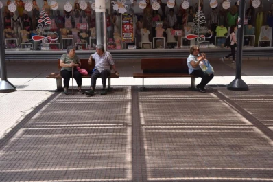 Galería: escasean los oasis de sombra en las peatonales del microcentro