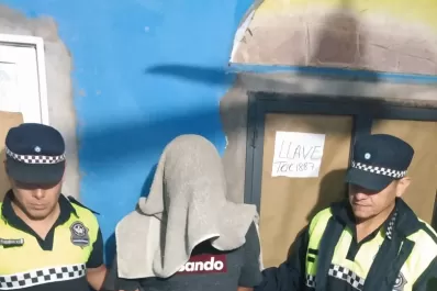 Detienen a un hombre tras hallar armas y más de un millón de pesos en su auto