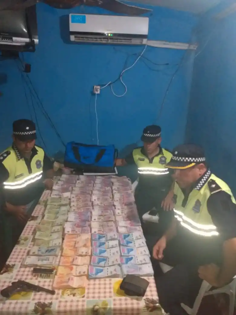 SECUESTRO. Efectivos policiales encontraron dinero y un arma calibre 22.