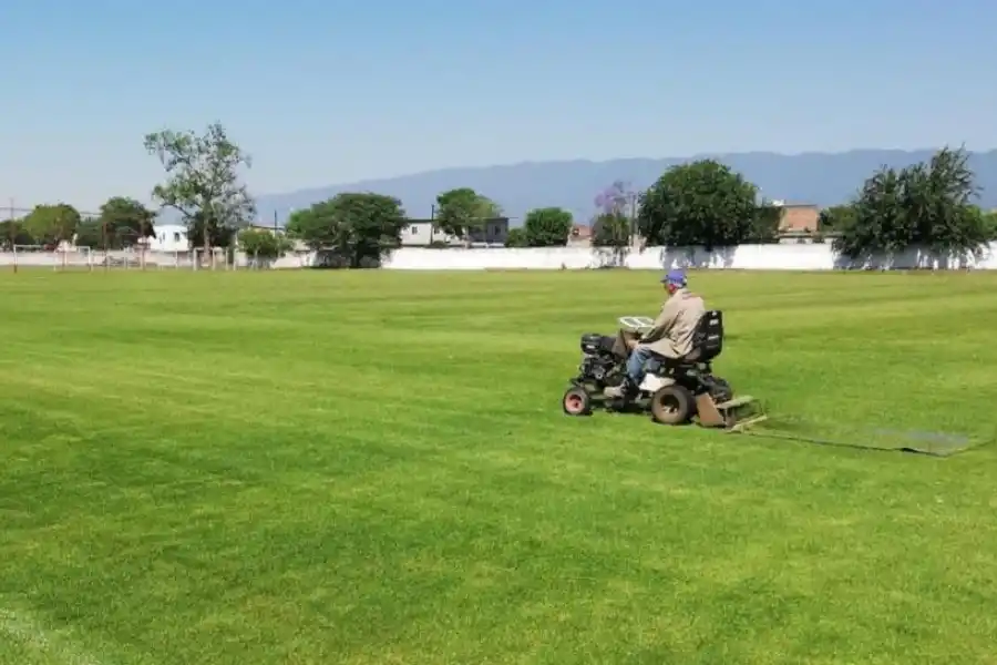 NADA QUE ENVIDIAR. Las canchas en las que se entrena el plantel profesional en el complejo “Natalio Mirkin” están en similares condiciones que la del estadio. 