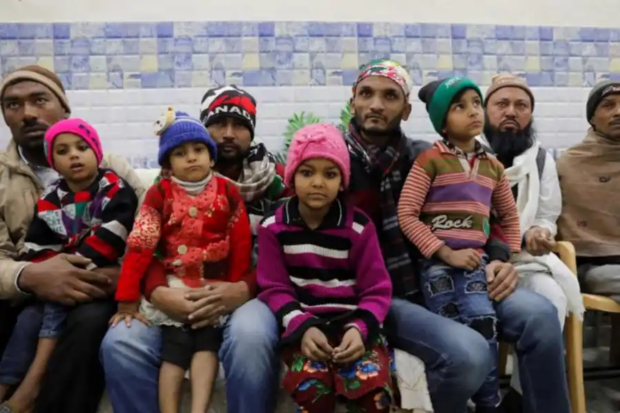 TEMOR. Familiares de una de las personas muertas en las manifestaciones permanecen protegidos dentro de sus casas.  