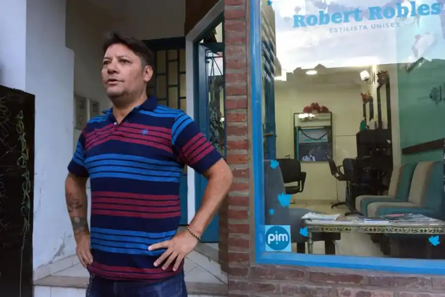VÍCTIMA. El peluquero Robert Robles contó los hechos de inseguridad. la gaceta / foto de diego araoz 