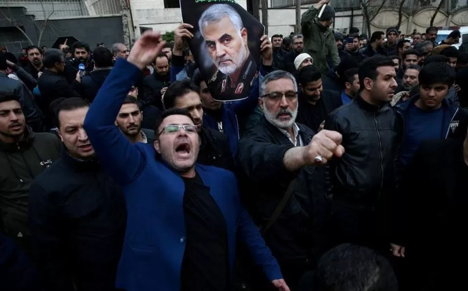 UNA IRACUNDA PROCESIÓN FÚNEBRE. “Muerte a los Estados Unidos”, gritan los manifestantes que acompañan los restos del jefe de los Quds iraníes. 