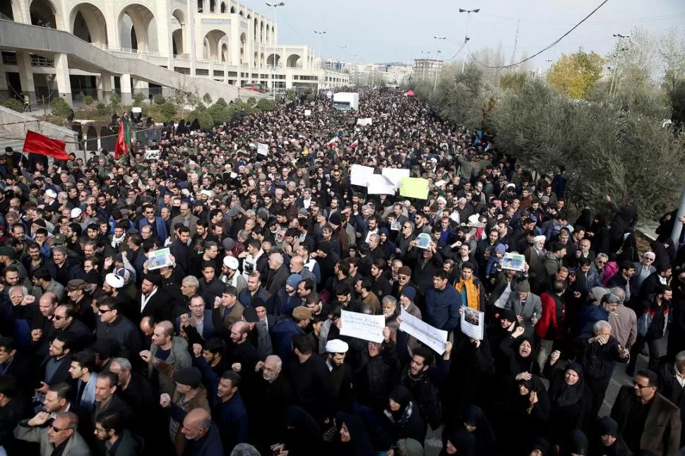 PROTESTA EN IRÁN. Miles de personas salieron a las calles en Teherán para reclamar acciones contra Estados Unidos.  reuters