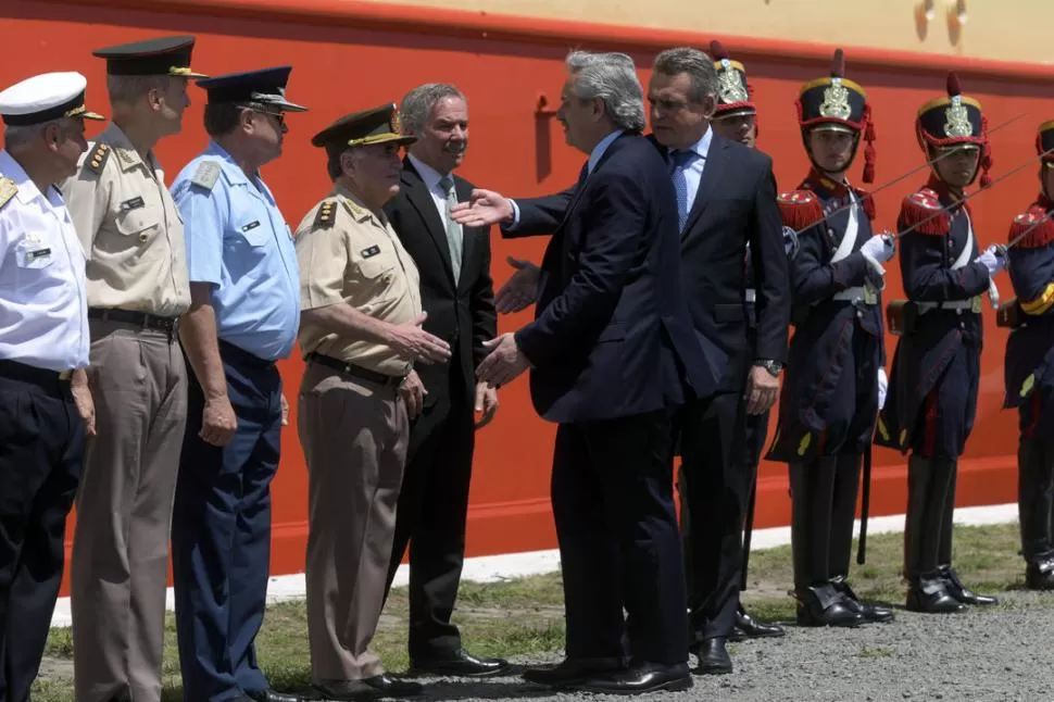 EL ACTO EN EL PUERTO DE BUENOS AIRES. Acompañado por Solá (canciller) y por Rossi (ministro de Defensa), el Presidente saluda a los militares. télam