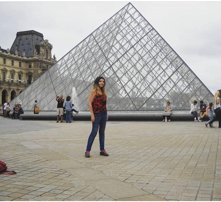 LUJAN MORAN. En su séptimo viaje sola visitando el Museo de Louvre en París.