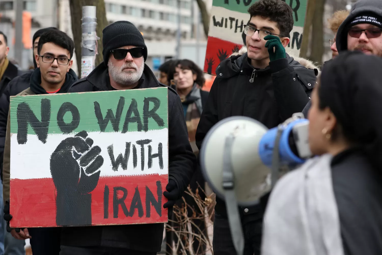 En Toronto, capital de Canadá, ciudadanos protestaron frente a la embajada de Estados Unidos en contra de una posible guerra con Irán.