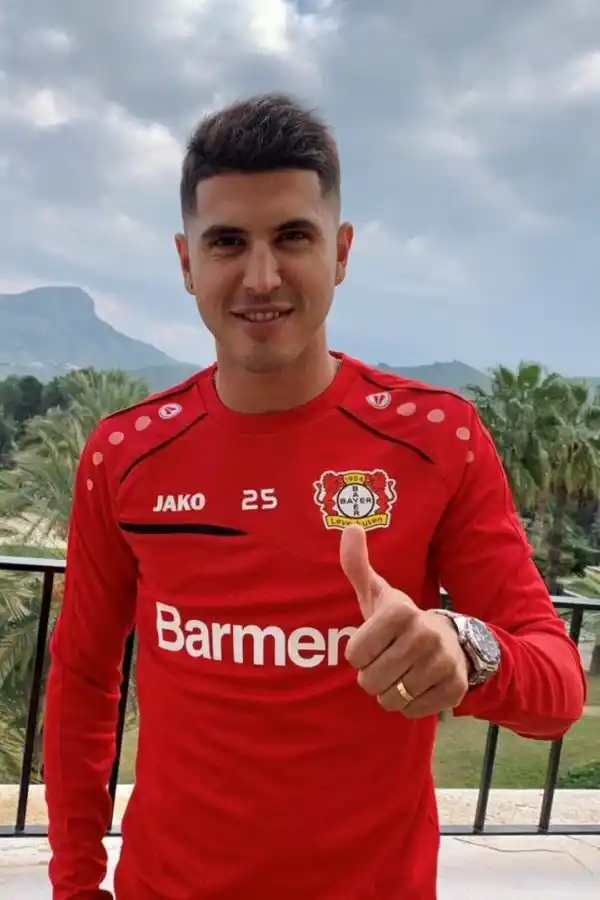TODO OK. Palacios posó sonriente con la ropa de Bayer Leverkusen.  