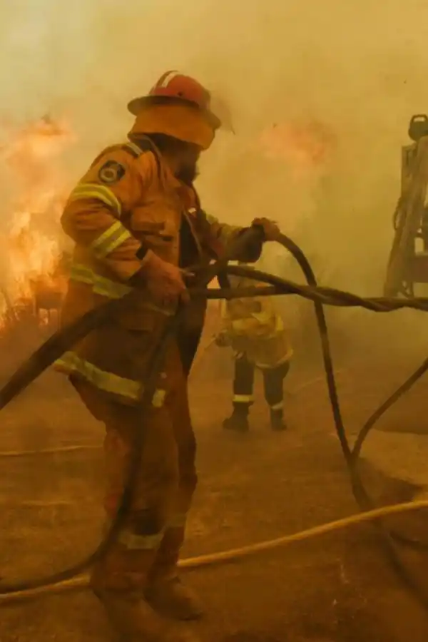 EN PLENA TAREA. Bomberos australianos pelean contra los incendios en el sur del país, la zona más afectada. NSW Rural Fire Service