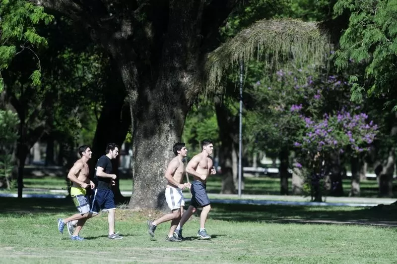 Si salís a hacer deportes al aire libre, hidratate mucho y usá protector solar