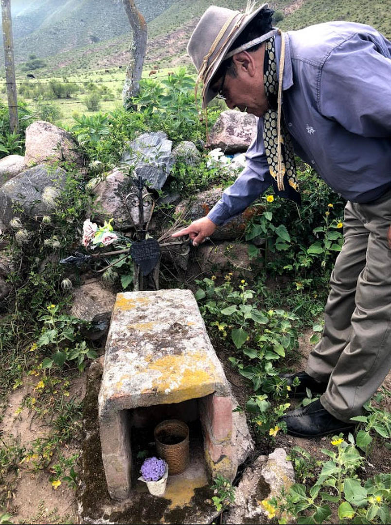 “TRUQUÍA”. Jorge Alberto Gutiérrez observa una de las tumbas.