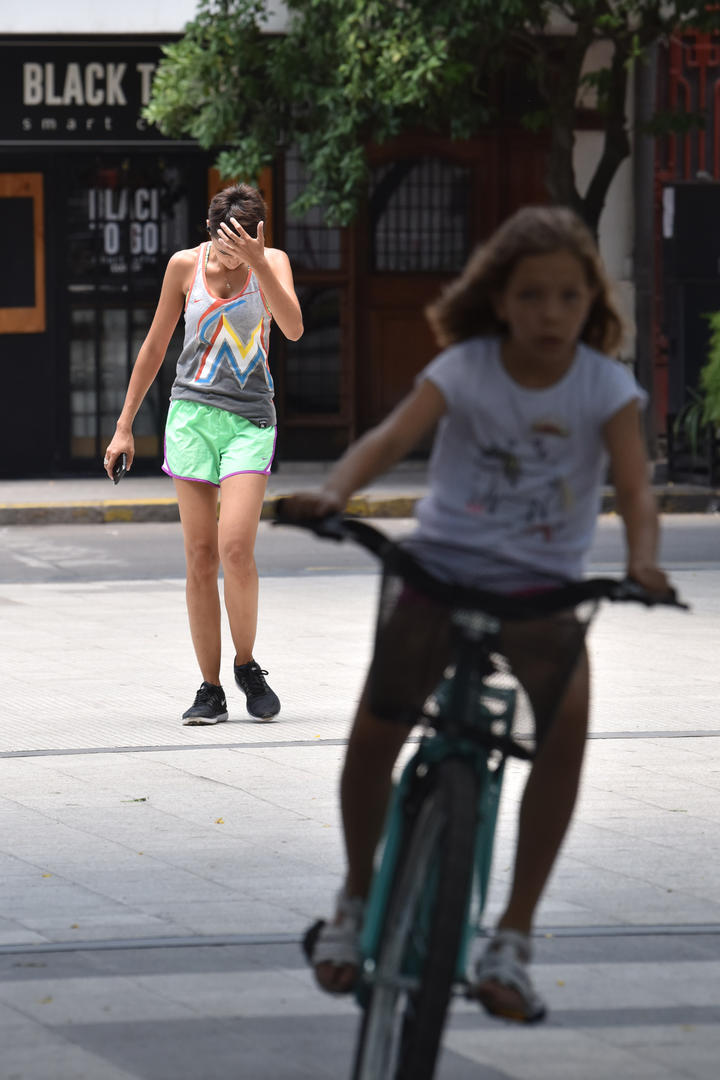 RUNNING. Una joven arremete las veredas del parque Avellaneda.
