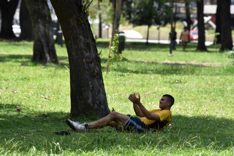 ¡FUERZA! Un joven  trabaja los abdominales en una pista de salud.