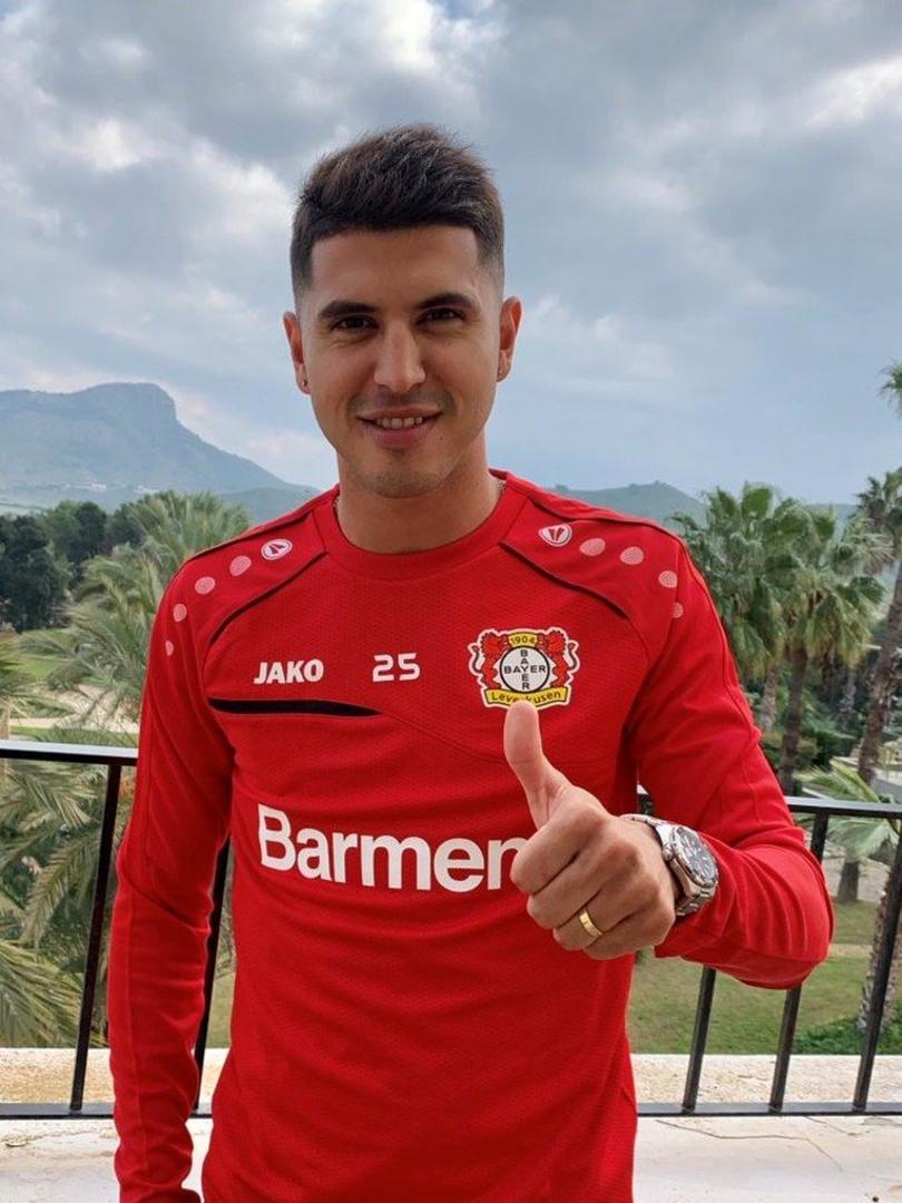 TODO OK. Palacios posó sonriente con la ropa de Bayer Leverkusen.  