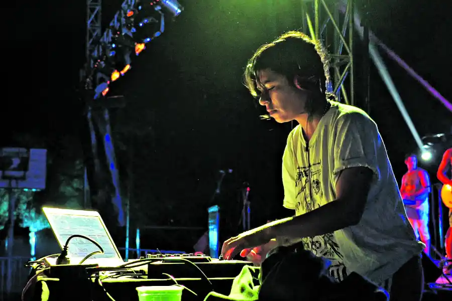 DJ’S EN LO ALTO. Flor Cazzu coloreó la previa con sus remixados.