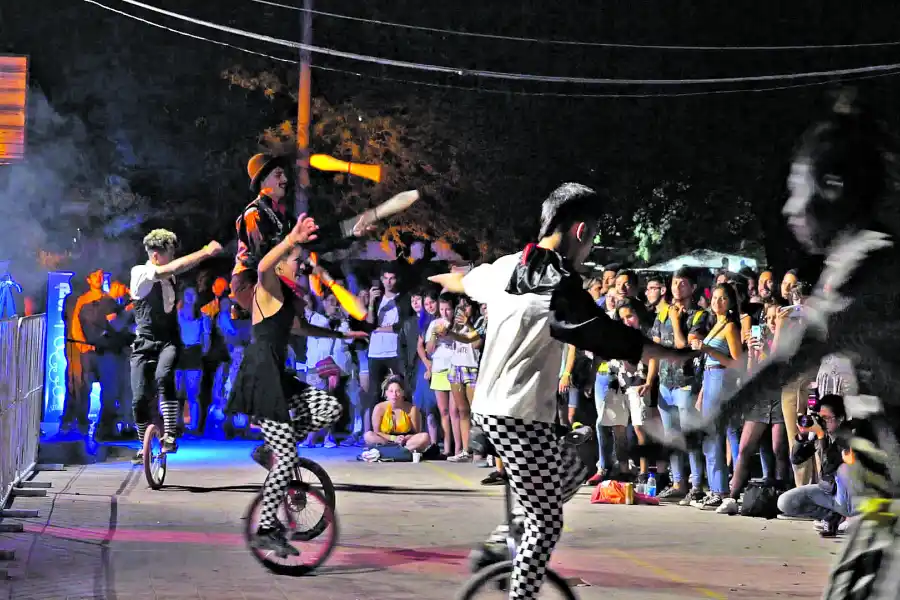 PIRUETAS. Un poco de destreza circense antes del show.