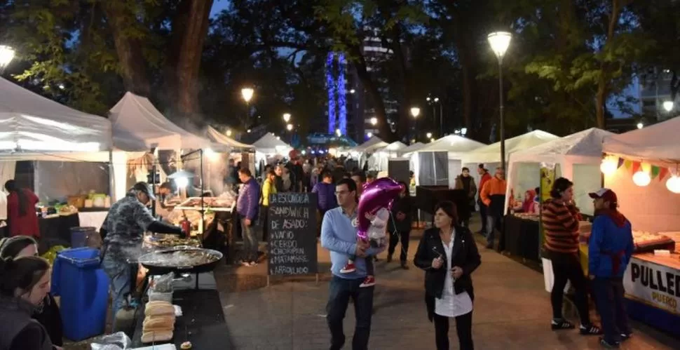 UN CLÁSICO. Las ferias gastronómicas se repiten cada fin de semana en los parques y plazas de la ciudad. prensa municipalidad de san miguel de tucuman 