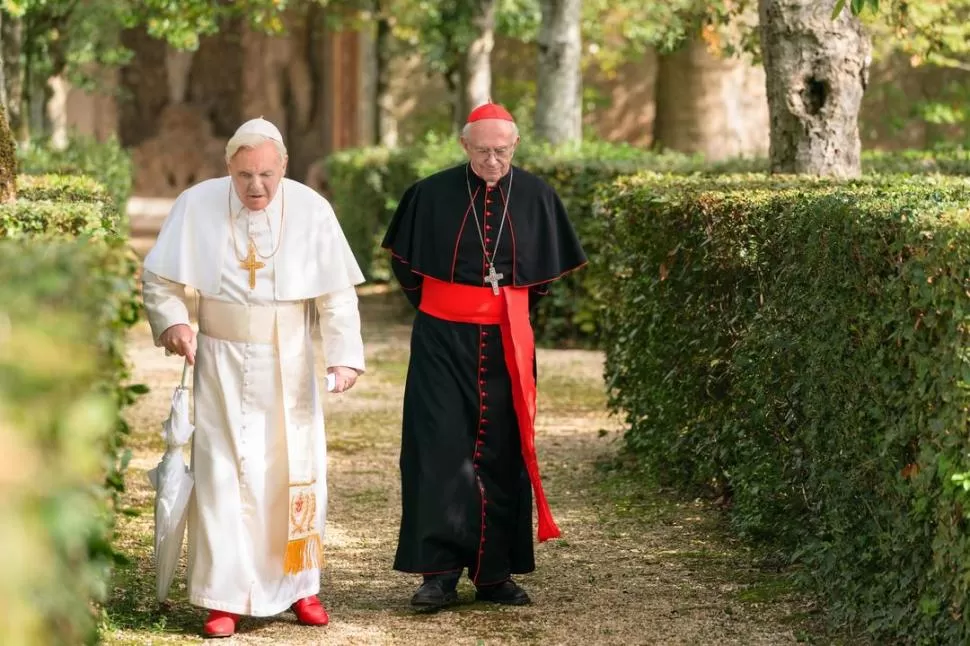 EN LA FICCIÓN. Anthony Hopkins y Jonathan Pryce encarnan a Benedicto XVI y Jorge Bergoglio en el cine. 
