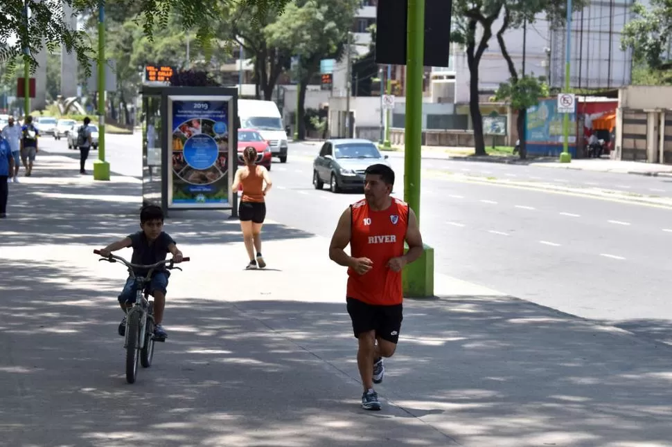 PARA TODAS LAS EDADES. Un hombre corre y un chico pedalea en el parque Avellaneda. la gaceta / fotos de ines quinteros orio 