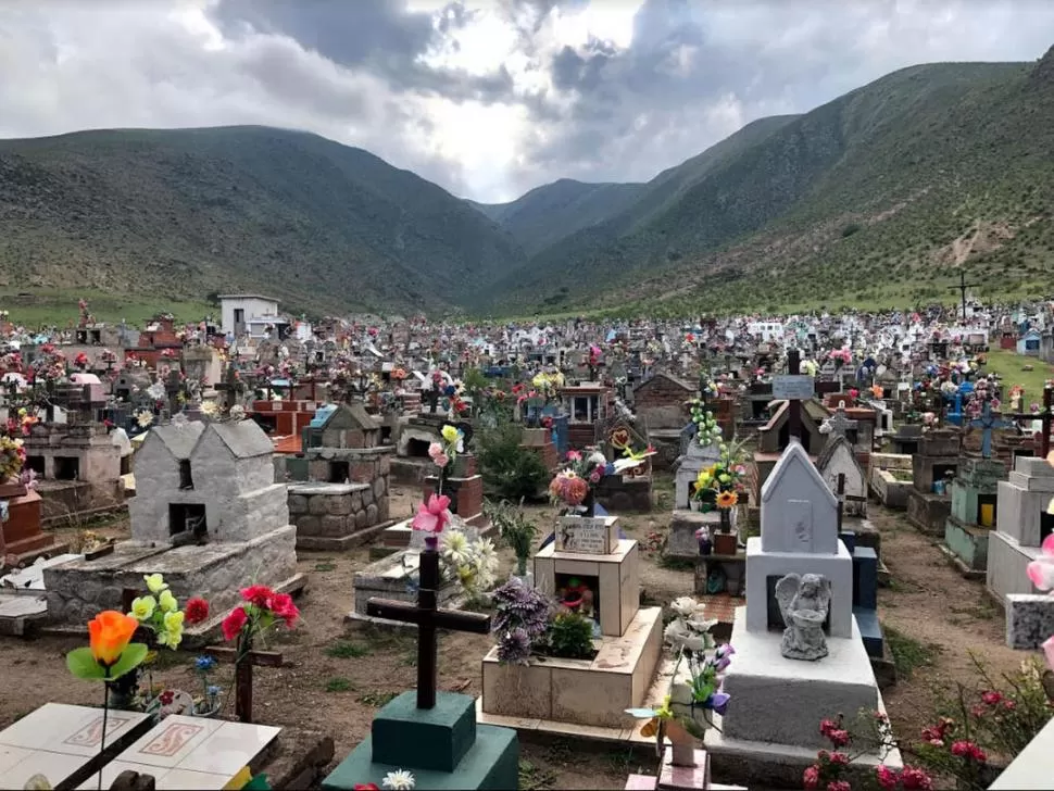 A LOS PIES DEL PELADO. El cementerio de Tafí del Valle se encuentra enclavado en un sitio único.