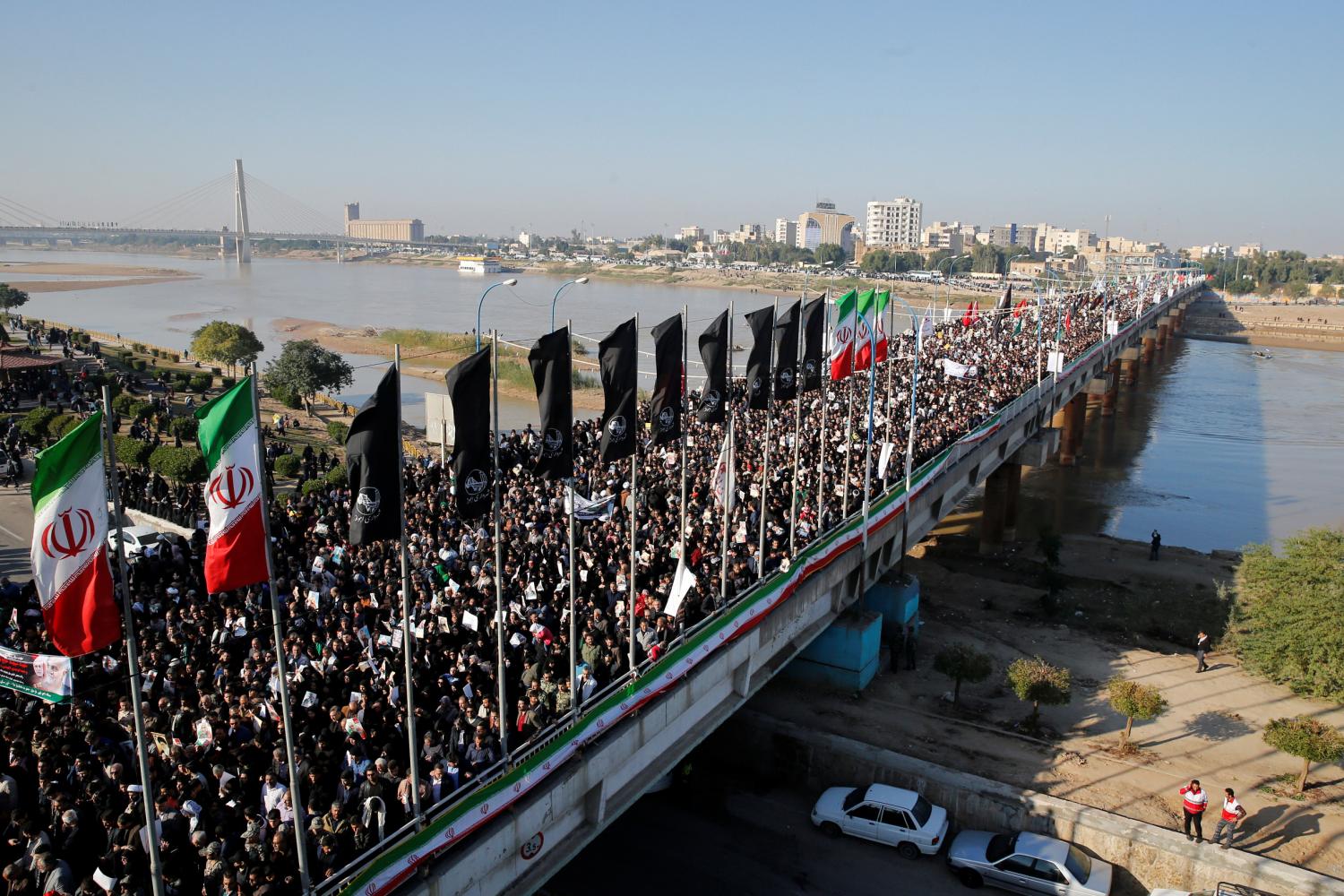 Miles de personas se movilizaron para el funeral del general Soleimani, abatido por Estados Unidos, que tendrá lugar hoy.