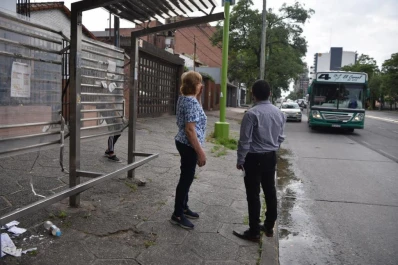 A esperar de pie: los refugios de las paradas en la Mate de Luna están destrozados