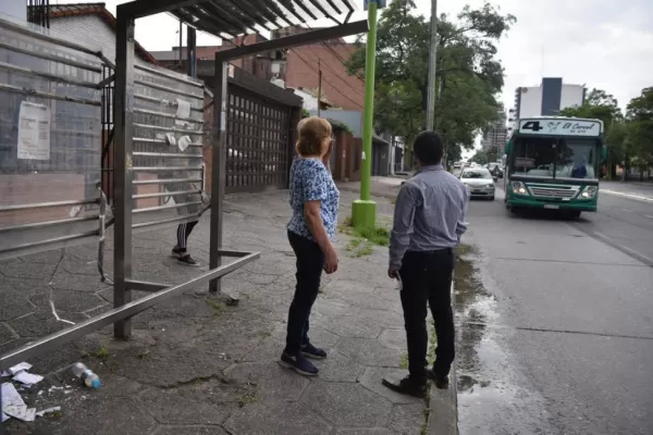 A esperar de pie: los refugios de las paradas en la Mate de Luna están destrozados