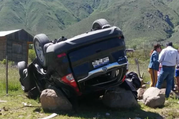 Una camioneta volcó en El Mollar y uno de los ocupantes salió despedido