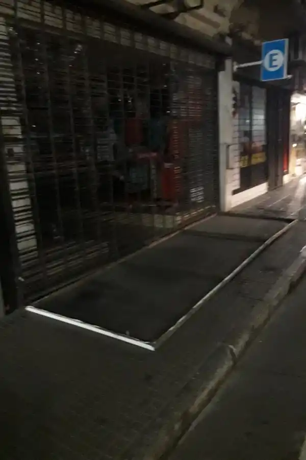 Cartel caído en 9 de Julio primera cuadra