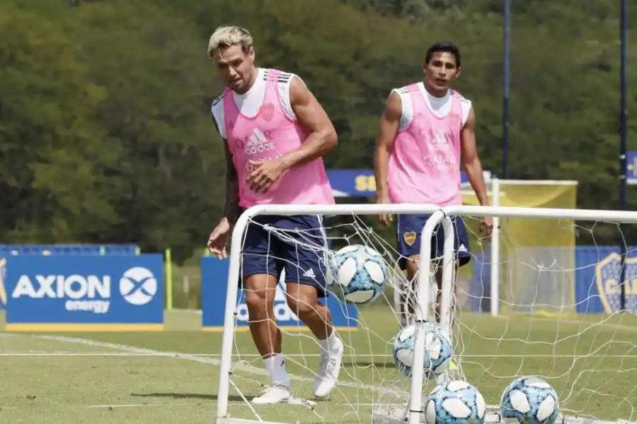 RENOVADO. Mauro Zarate lució un nuevo look en la vuelta al trabajo de Boca. twitter boca juniors 