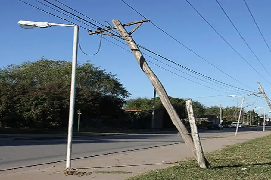 Los fuertes vientos en Tucumán provocaron voladura de techos, caída de árboles y postes