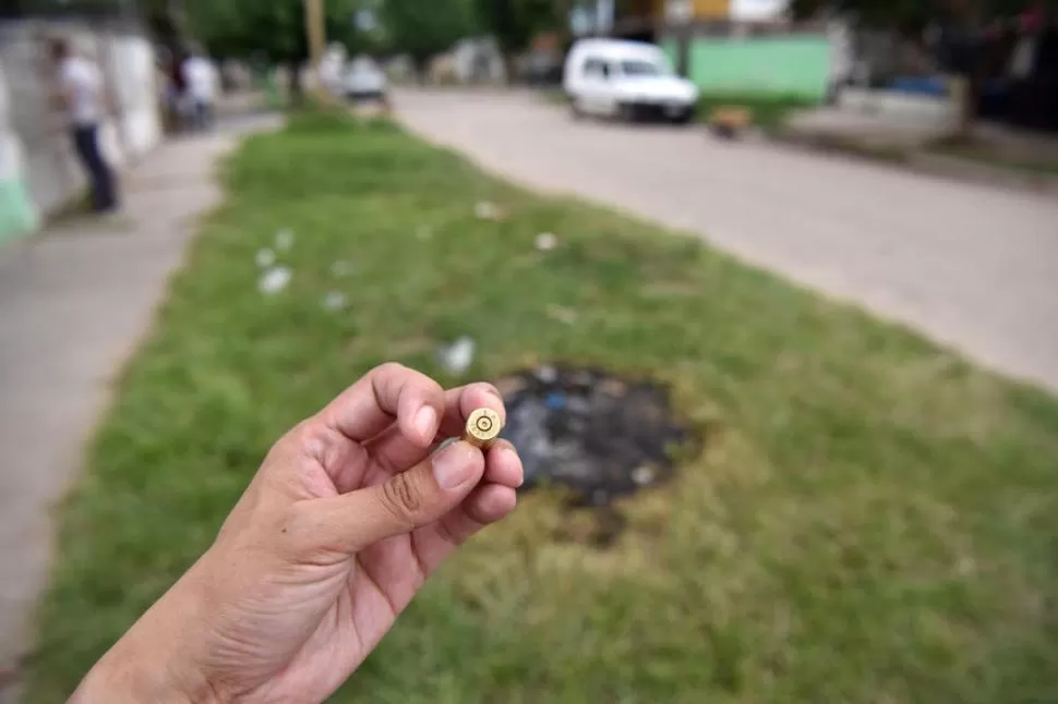 CASQUILLOS. Un vecino del barrio exhibe los restos de una munición que encontró en la vereda de su vivienda.  la gaceta / fotos de inés quinteros orio