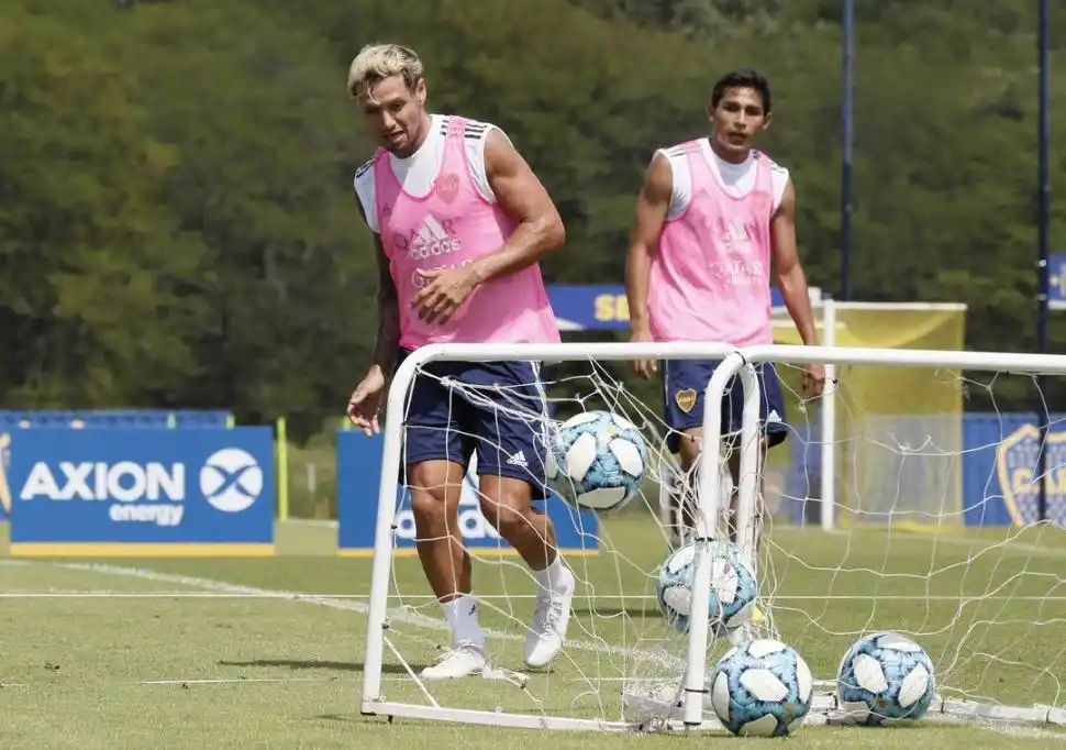 RENOVADO. Mauro Zarate lució un nuevo look en la vuelta al trabajo de Boca. twitter boca juniors 