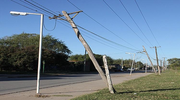 Los fuertes vientos en Tucumán provocaron voladura de techos, caída de árboles y postes