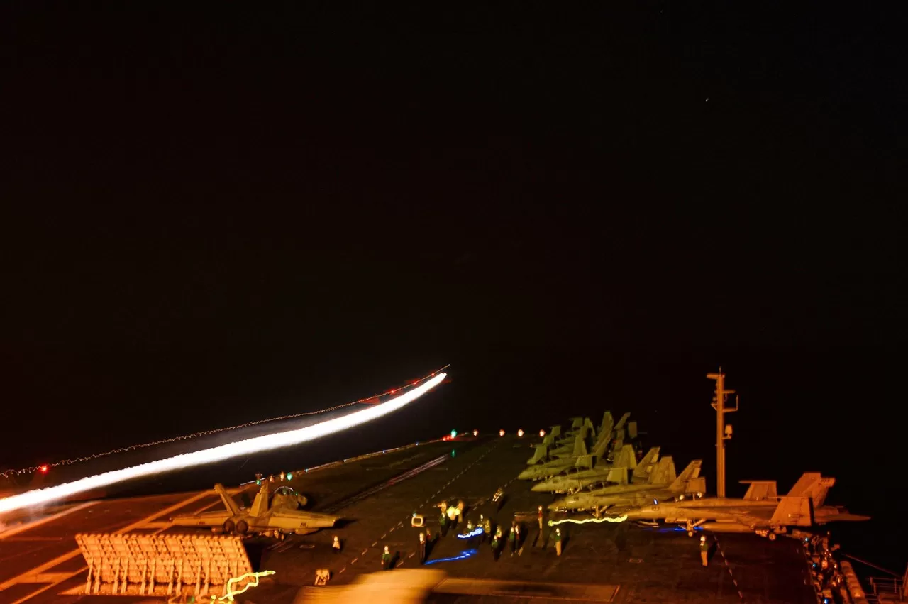 El despegue de cazabombarderos estadounidense desde un portaaviones en el mar Arábigo.