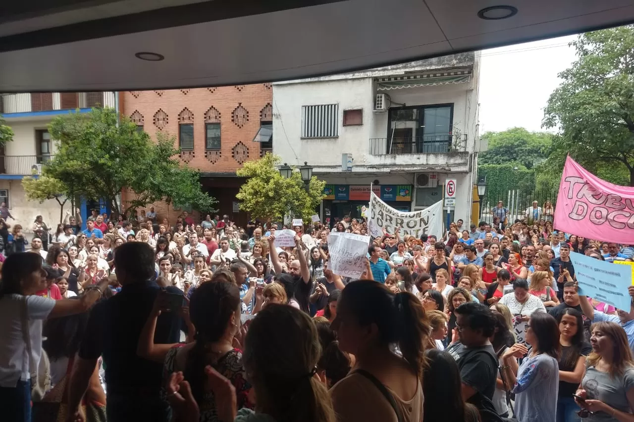 Cientos de personas concurrieron a la protesta. LA GACETA/FOTO DE FRANCO VERA