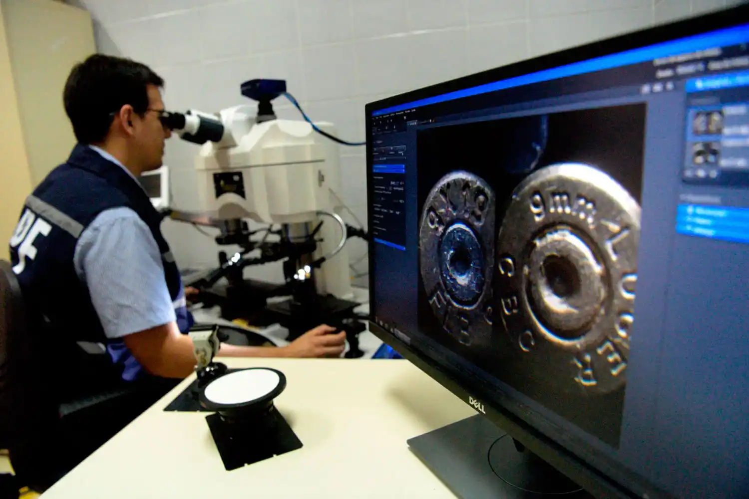 COMPARACIÓN. En balísitica se puede comprobar la trayectoria de una bala y también si la que se disparó es la que pertenece al casco encontrado. LA GACETA / FRANCO VERA