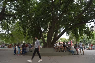 Plaza Urquiza por la tarde: el verano al aire libre